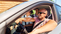 3 vrienden zitten in de auto gereed voor een roadtrip