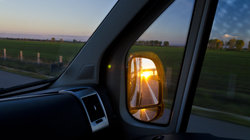 Zijspiegel van busje