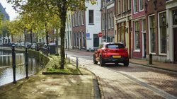 Rode Renault Captur rijdend in Utrecht