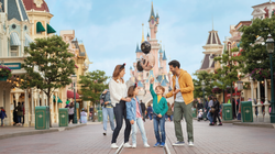 Gezin in Disneyland Parijs