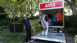 Vader helpt dochter met verhuizen