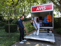 A father helps his daugther moving out