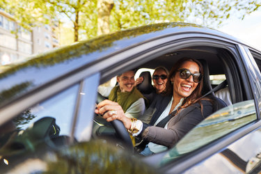 Jong volwassenen rijden in de auto, aanzicht vanuit de bestuurderskant
