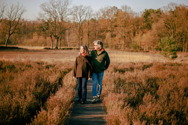 Senior koppel maakt een natuurwandeling