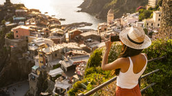 Vrouw maakt foto van reis plek 