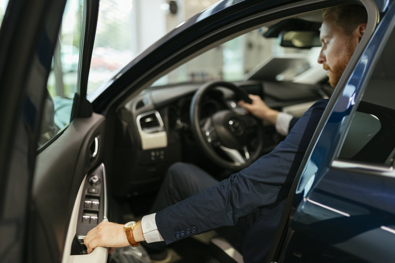 Zakenman achter het stuur | Businessman behind the wheel