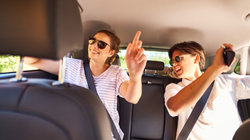 Vrienden op de achterbank 