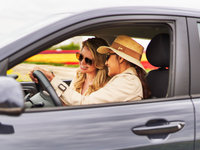 Twee vrouwen in de auto bij een tulpenveld