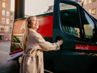 Vrouw stapt bus in
