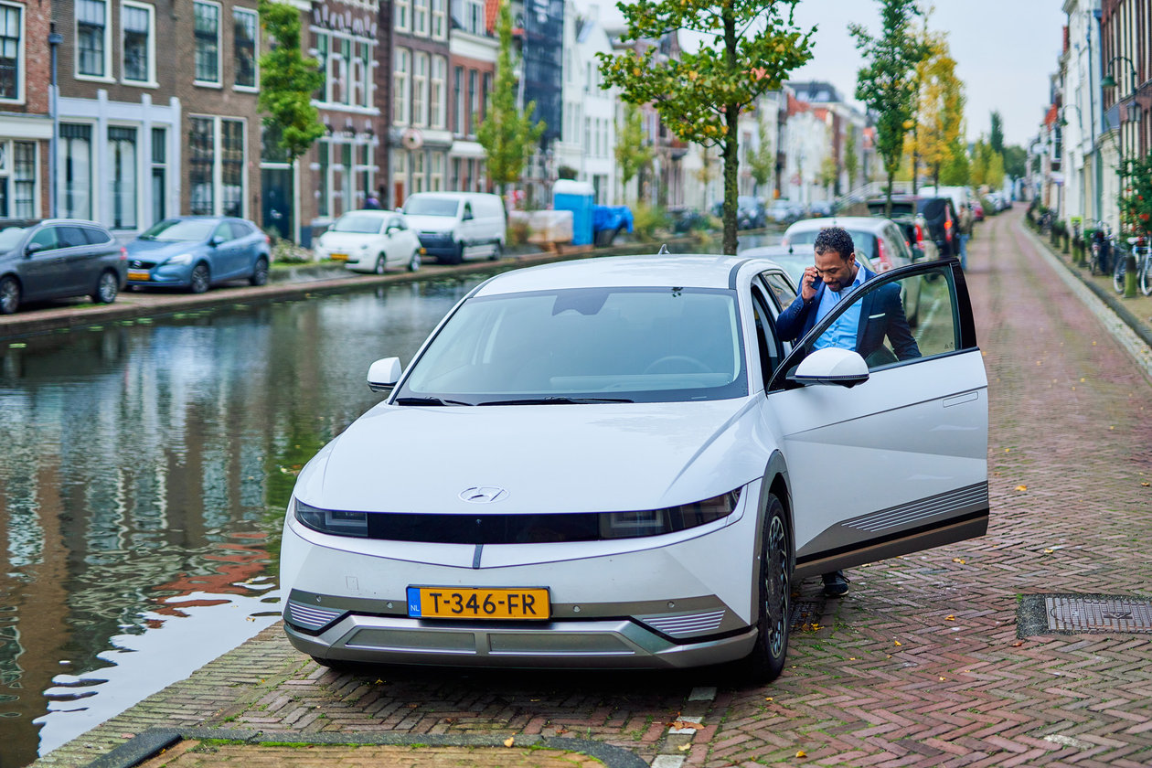 Man stapt in auto zakelijk 