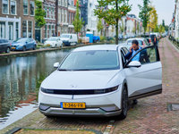 Man stapt in auto zakelijk 