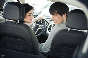 Moeder en zoon in de auto