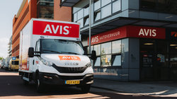 Verhuisbus voor Avis vestiging