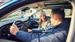 Een koppel zit in het voorste gedeelte van een auto