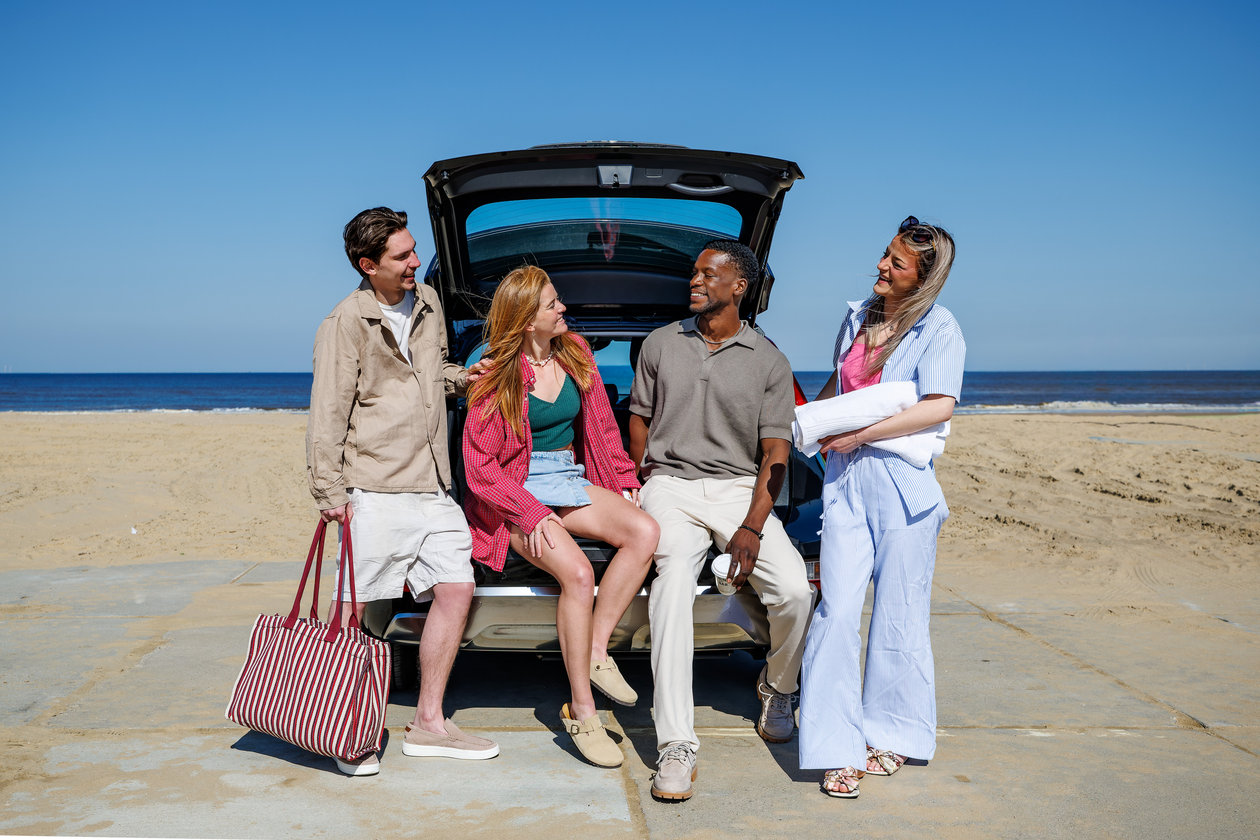 Vrienden in de auto op het strand