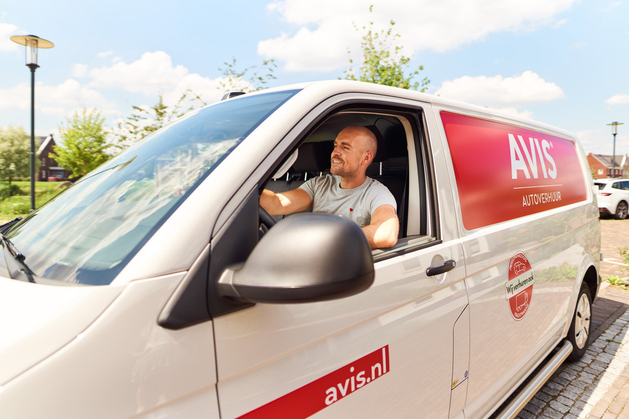Man rijdt in een Avis busje