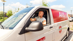 Man rijdt in een Avis busje