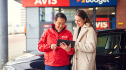 Mevrouw wordt geholpen door en Avis medewerker