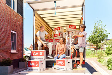 in de verhuisbus zitten met Avis dozen