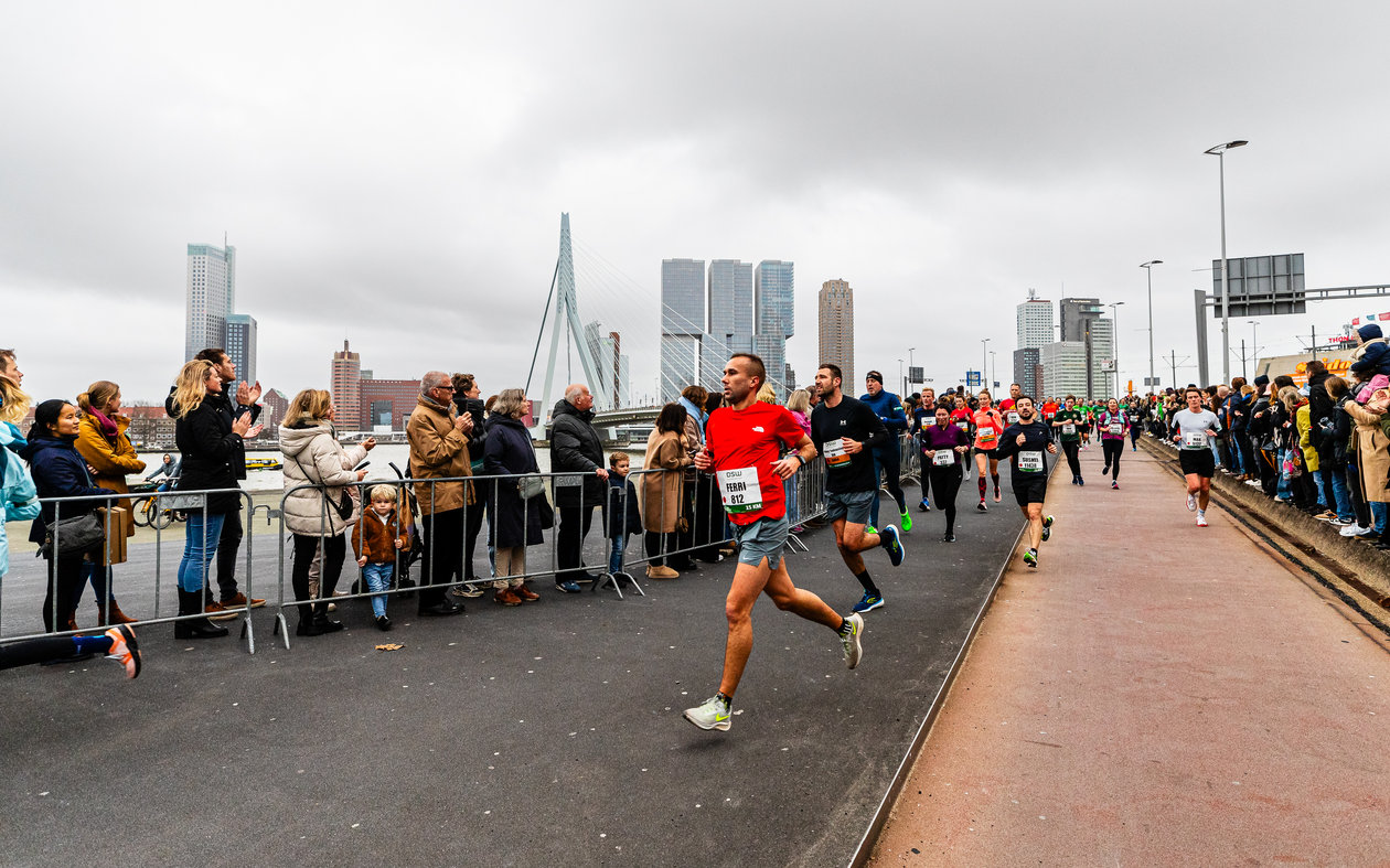 Hardlopers rennen tijdens de Bruggenloop in Rotterdam