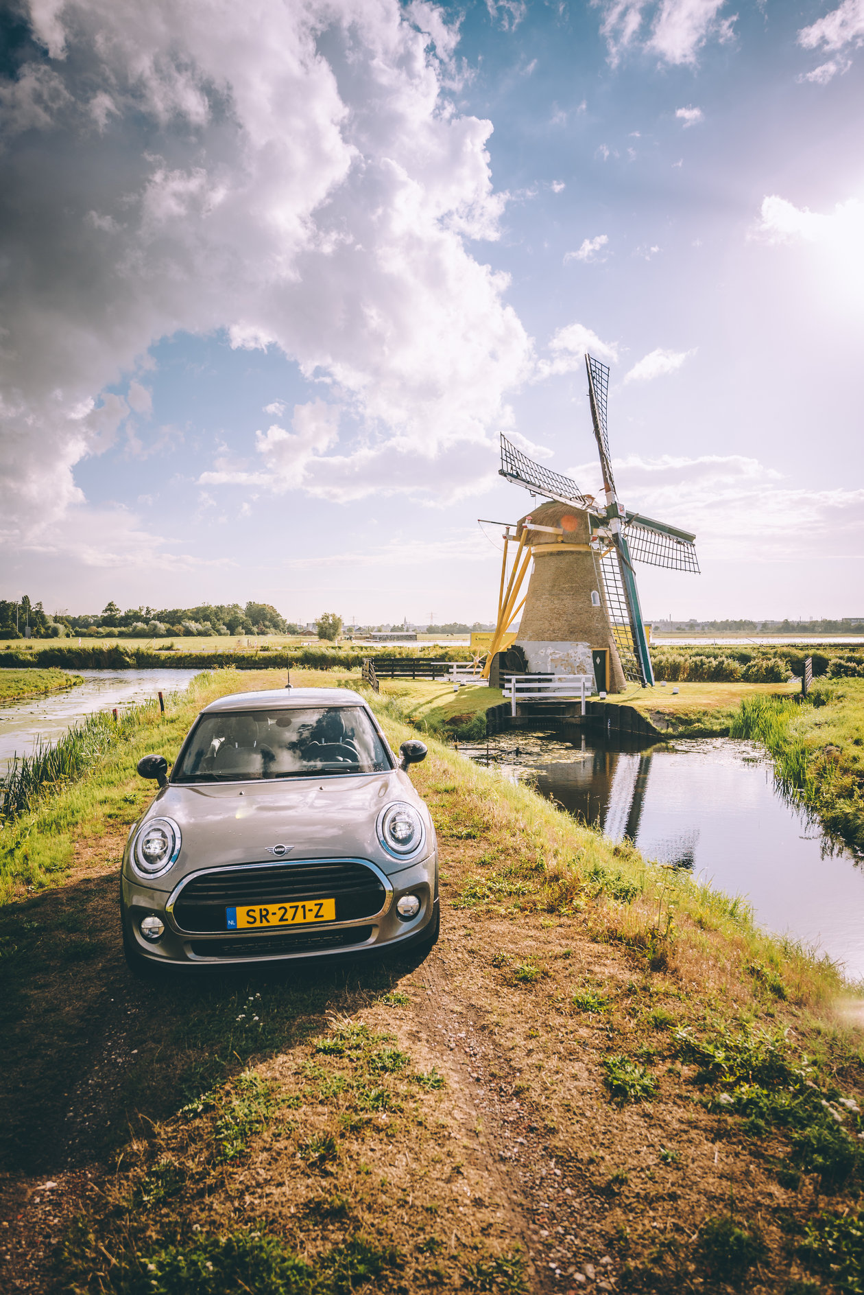 Auto in een Hollands landschap | Car driving in a Dutch landscape