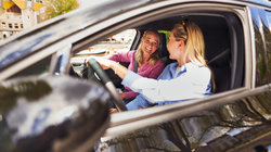 Moeder en dochter in de auto
