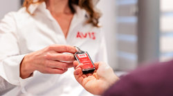 Medewerker geeft klant de sleutels