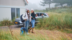 Jong volwassenen die op vakantie zijn in een vakantiepark