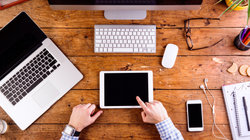 Bureau met elektronische gadgets
