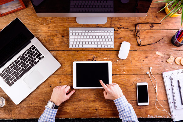 Bureau met elektronische gadgets