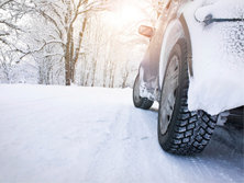 Auto rijdt in de sneeuw