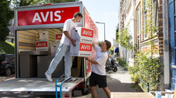 twee mannen verhuizen met de Avis bus