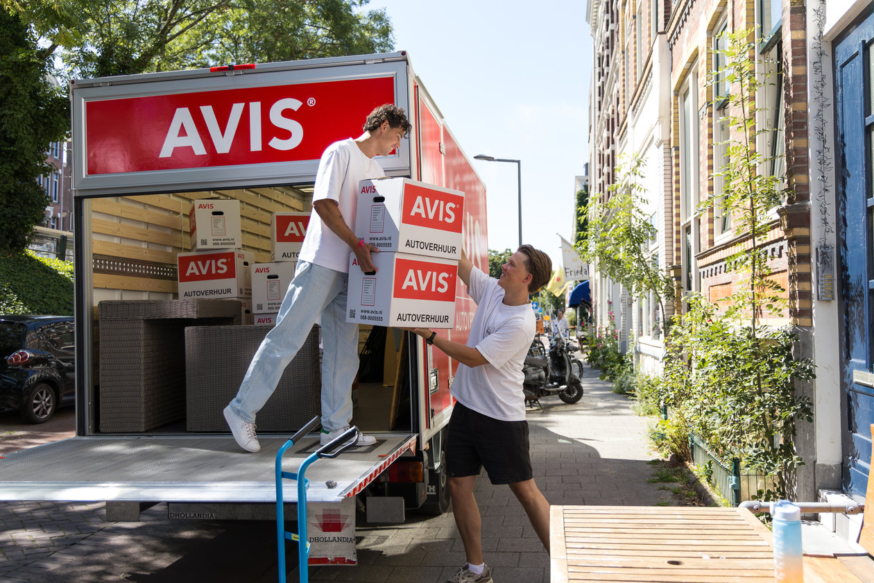 twee mannen verhuizen met de Avis bus