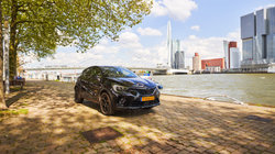 Een donkere Renault auto in Rotterdam