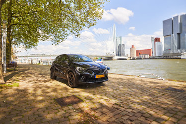 Een donkere Renault auto in Rotterdam