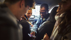 4 vrienden zitten in de auto