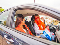 Vriendinnen in auto naar koningsdag